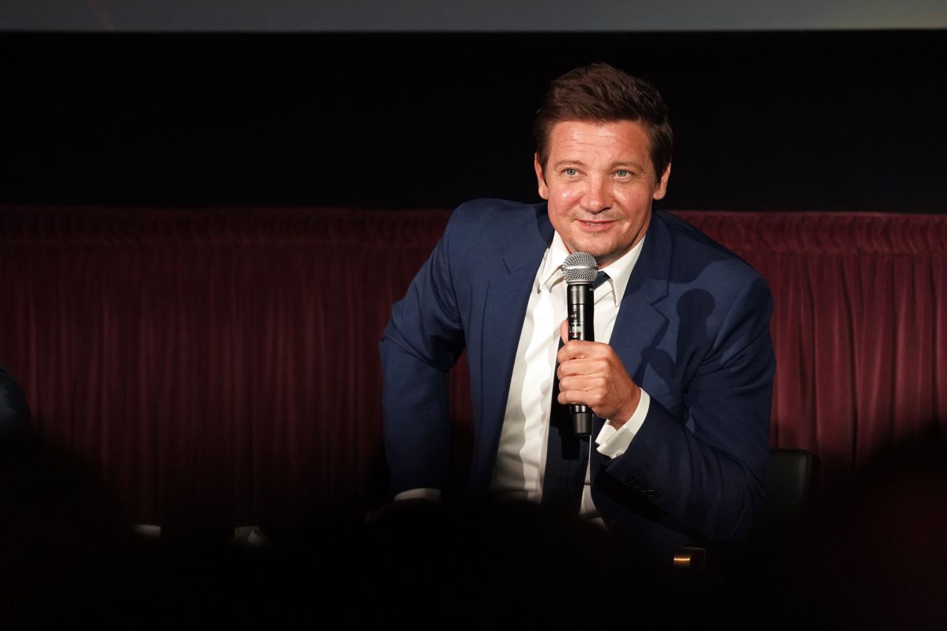 Джереми Реннер занимается на тренажёре после страшного инцидента со снегоуборочной машиной