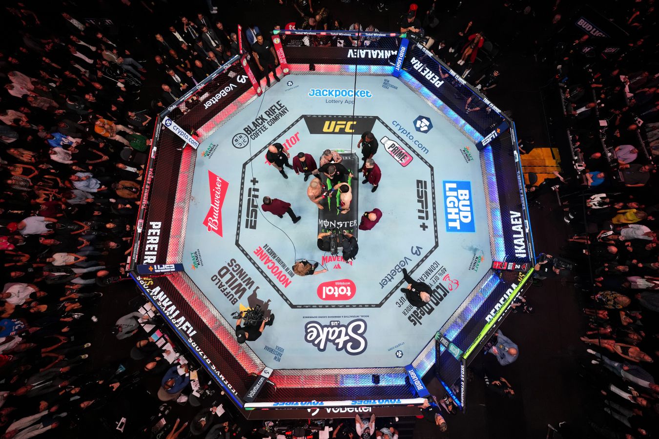 Порье и Холлоуэй сойдутся в поединке за пояс BMF на турнире UFC 318 — источник