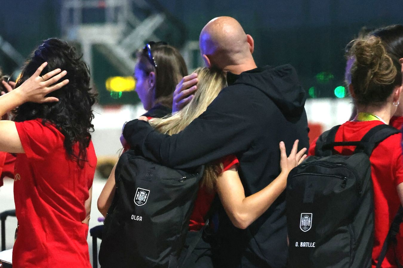 Глава RFEF обнимался с футболисткой на чемпионском параде после скандала с поцелуем