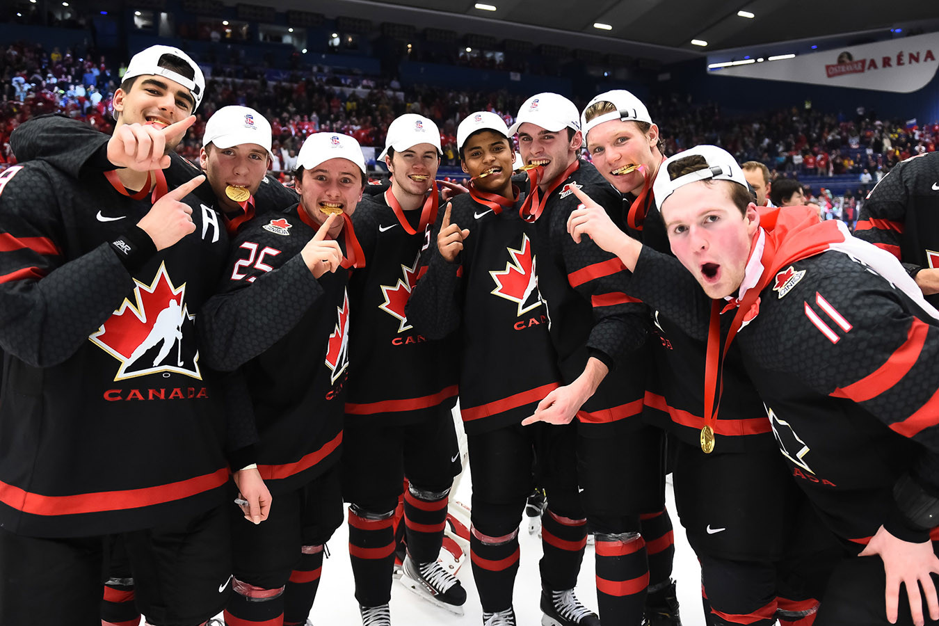 Как сборная Канады праздновала победу над Россией, видео из раздевалки -  Чемпионат