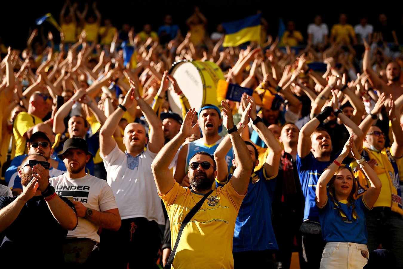 МИД Украины выяснит, почему фанатов не пустили на матч с флагом Крым это Украина