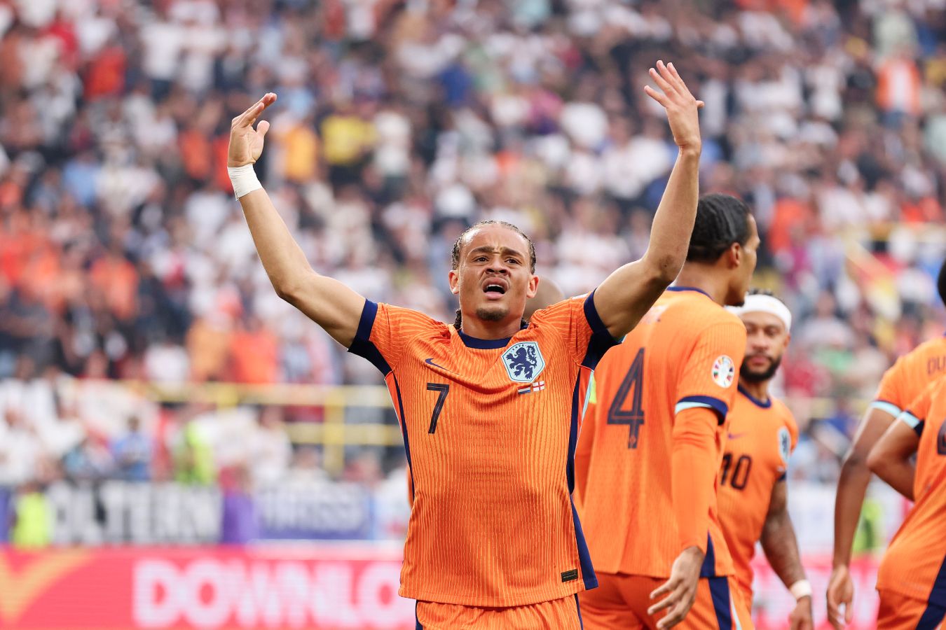 Нидерланды — Англия: Симонс открыл счёт в матче на седьмой минуте