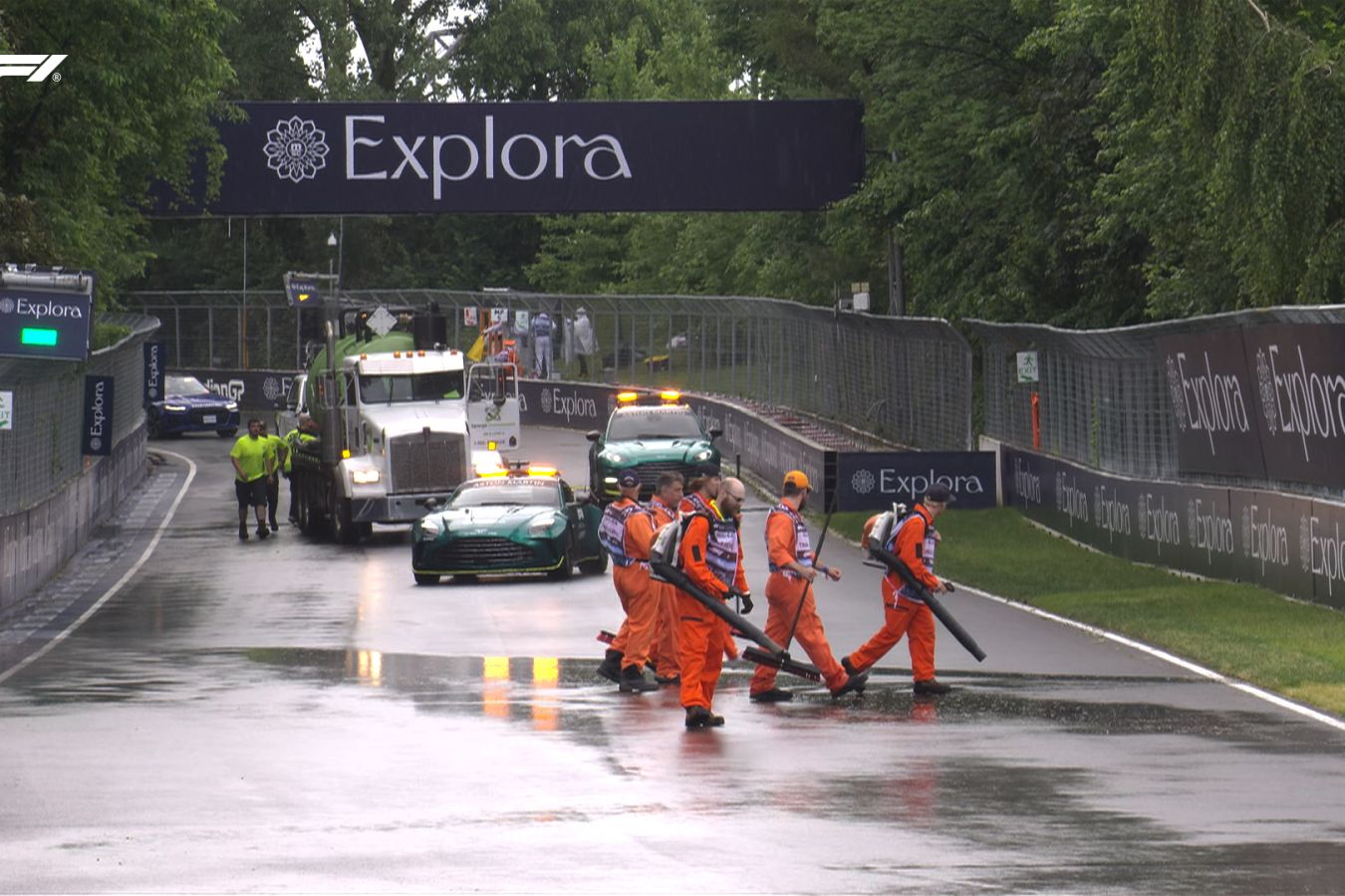 Пилотов Формулы-1 выпустили на тренировку с 21-минутной задержкой из-за дождя