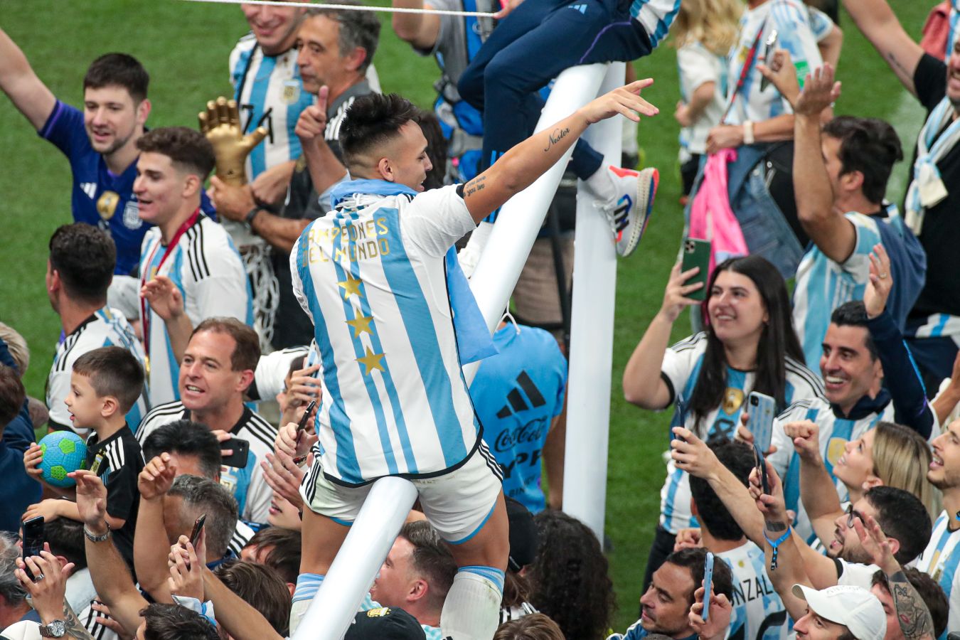 Лаутаро Мартинес: самый памятный момент ЧМ — когда дочь прикоснулась к Кубку мира
