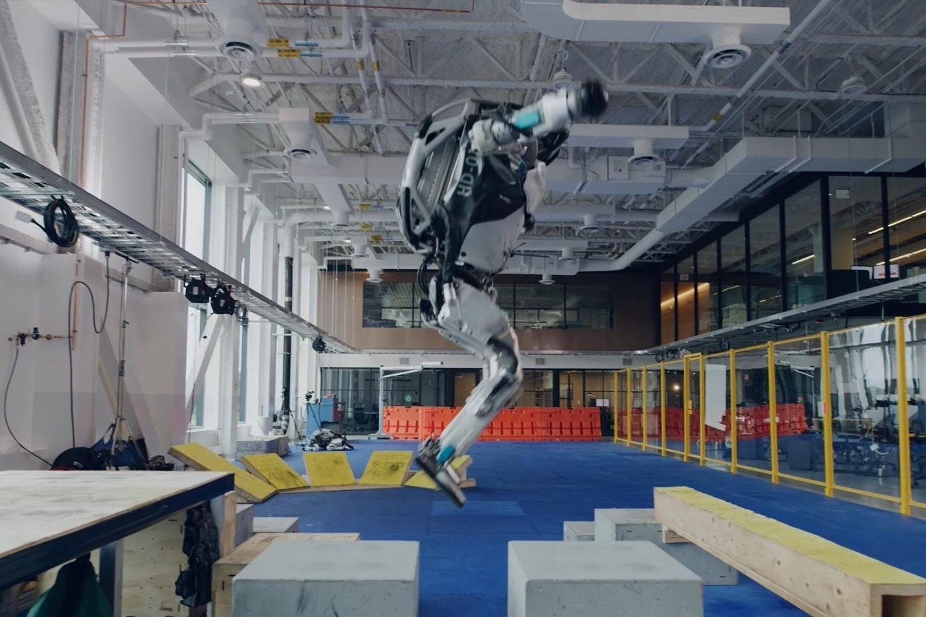 Робот Boston Dynamics научился паркуру прямо как в Assassins Creed и Mirrors Edge