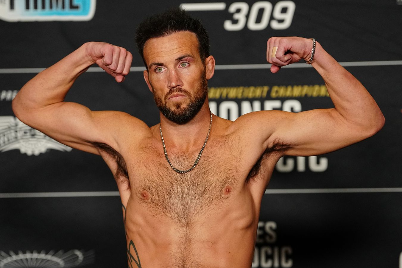 Боец UFC, оставивший перчатки на ринге после поражения осенью, решил не завершать карьеру