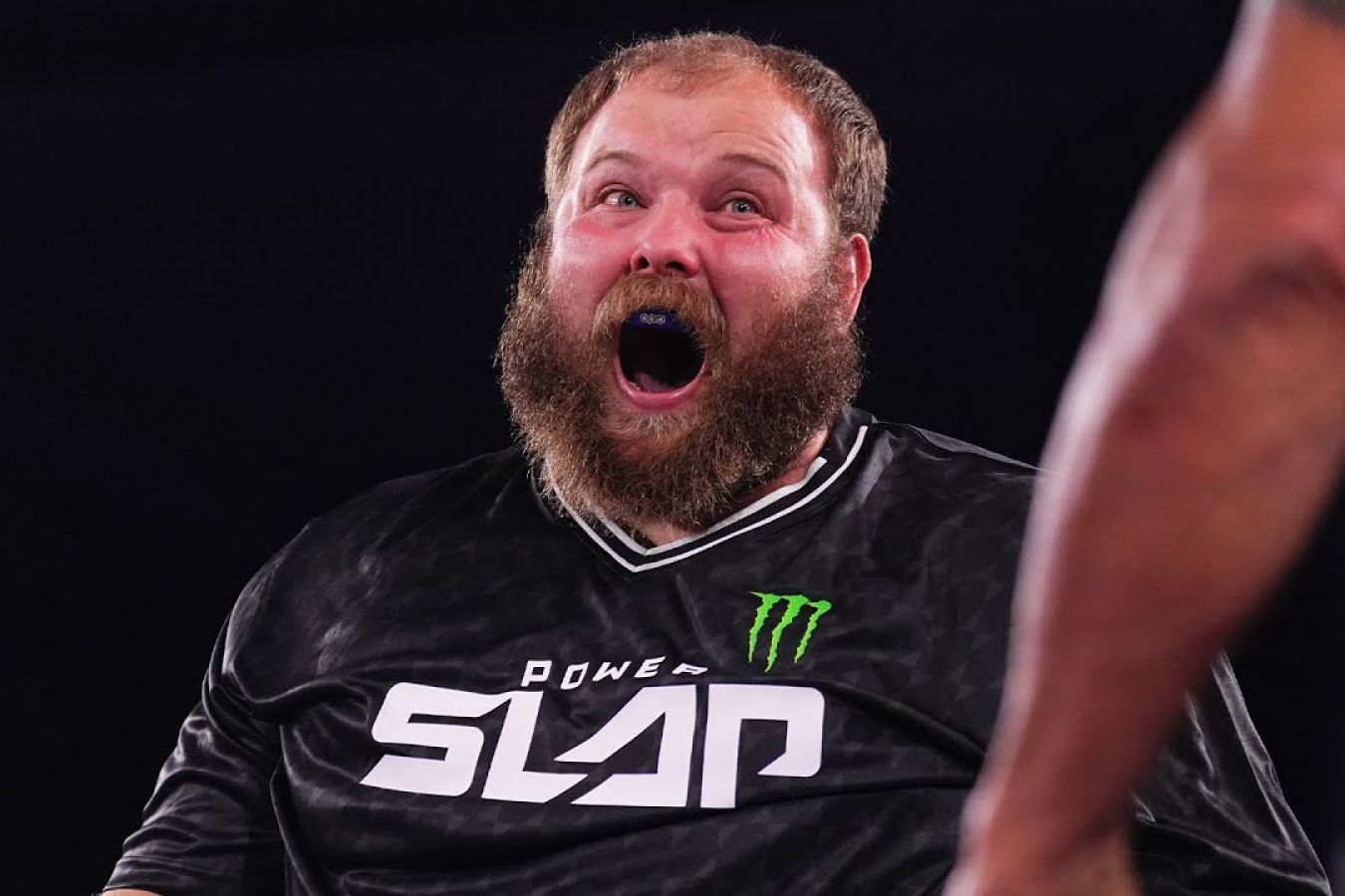 Чемпион Power Slap «Пельмень» Камоцкий повторил фото Месси с кубком чемпионата мира