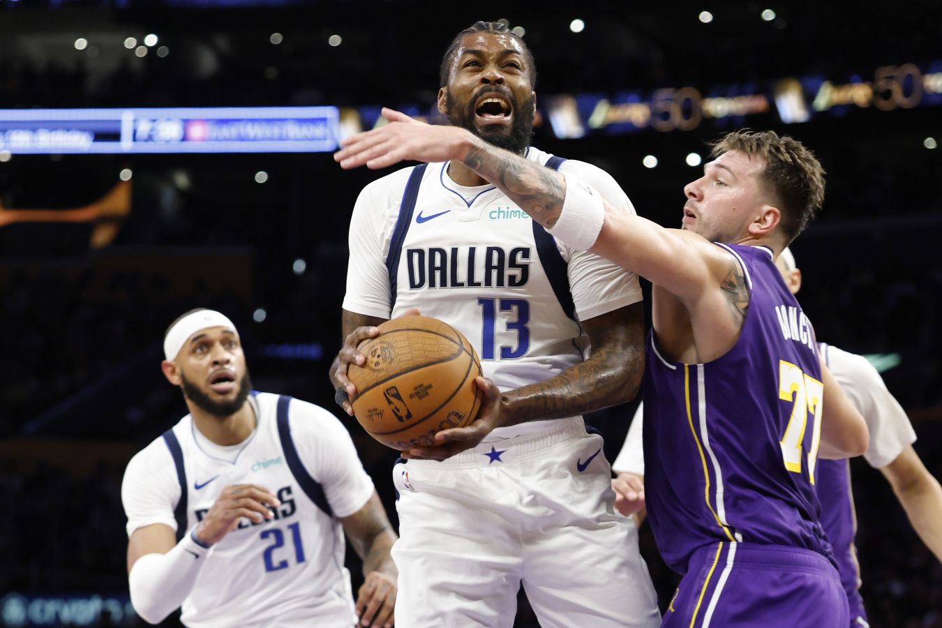 Дабл-дабл Дончича и 38 очков Ривза помогли Лейкерс обыграть Даллас в НБА