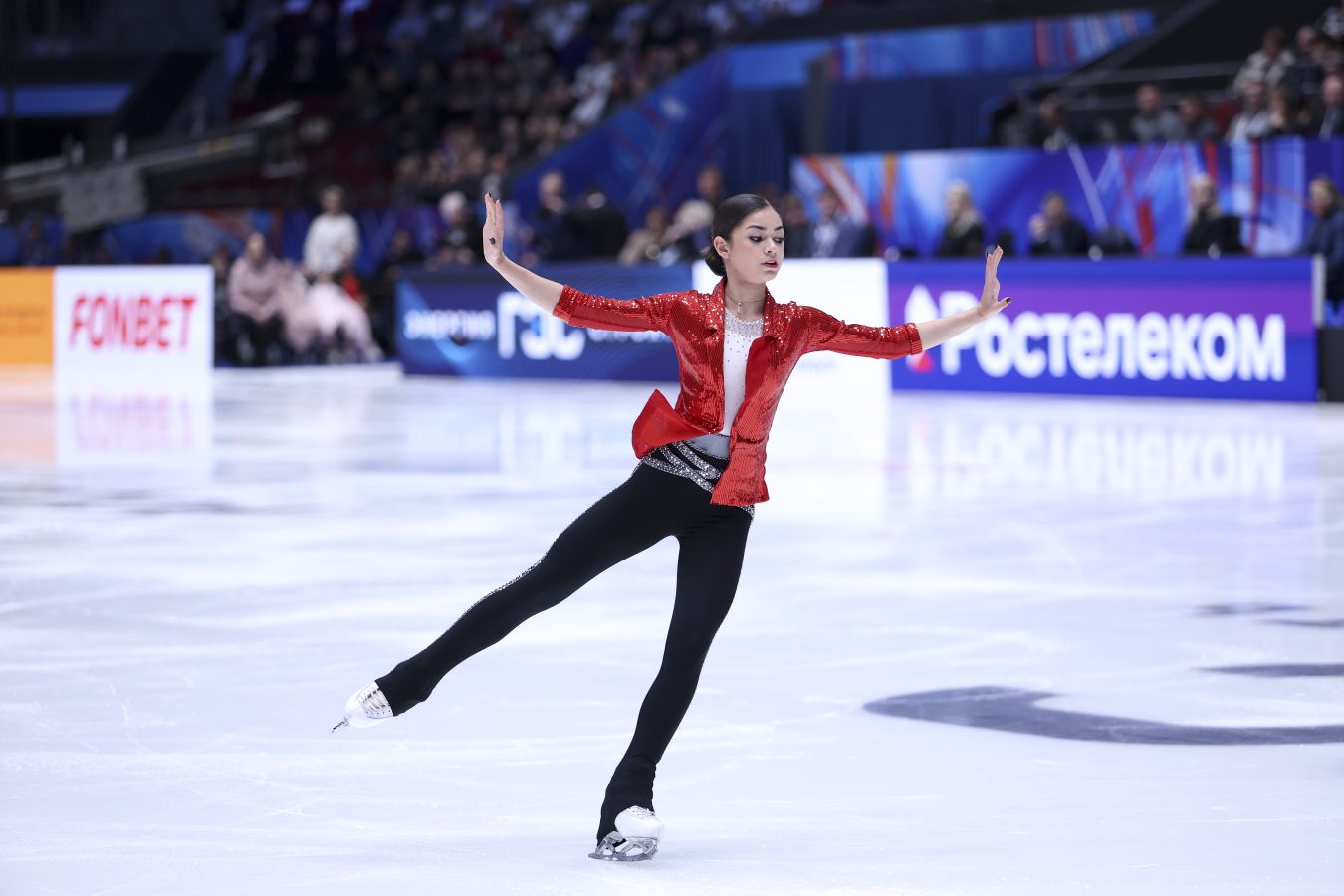 У Аделии Петросян на экране телефона стоит фото золотой олимпийской медали