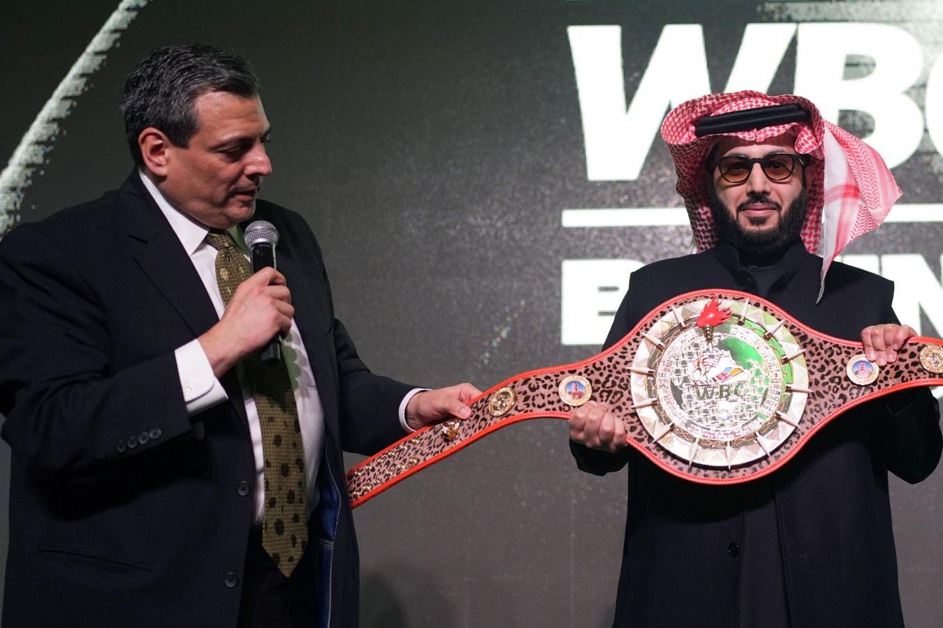 Глава WBC представил специальную версию титула для реванша Усик — Фьюри