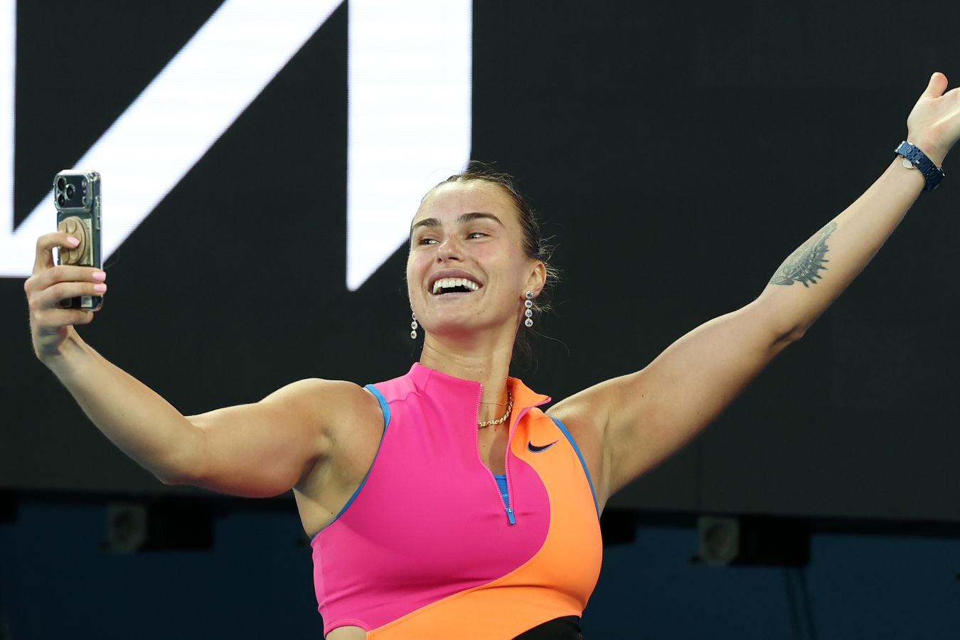 Арина Соболенко  Виктория Мбоко: белоруска разгромно выиграла первый сет на AO-2026