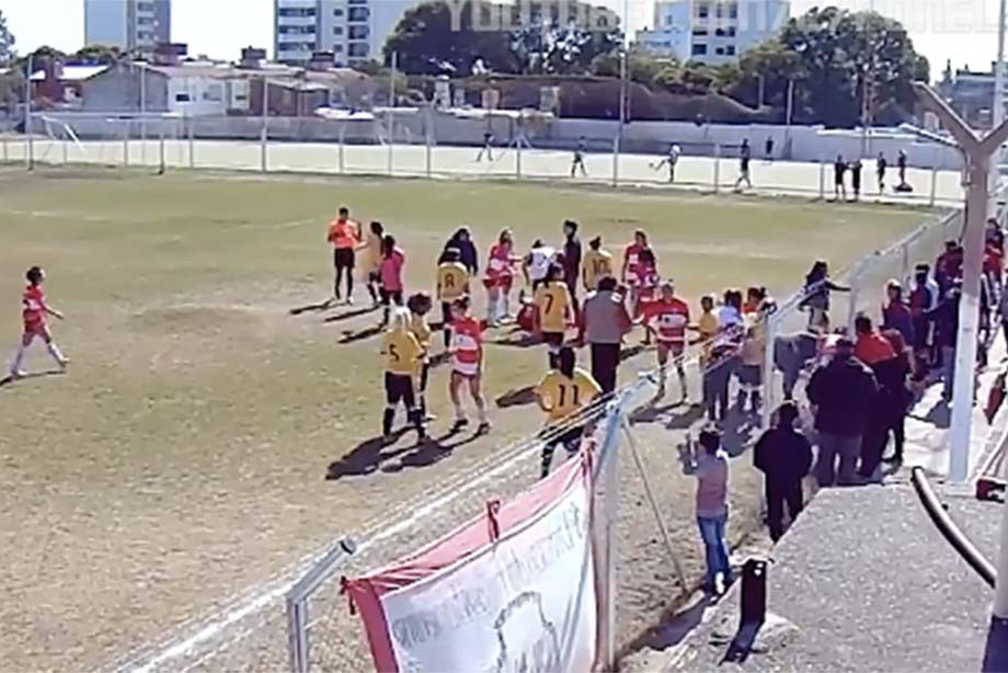 В Аргентине женские команды устроили массовую драку из-за пенальти