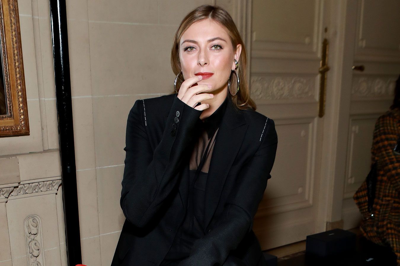 Мария Шарапова сделала селфи с актрисой Энн Хэтэуэй на юбилее Moncler