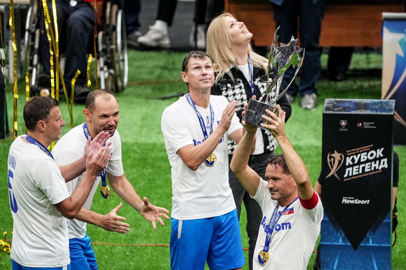 Аленичев боролся с Матерацци и поднимал Кубок Легенд. Лучшие фото с финала  турнира - Чемпионат