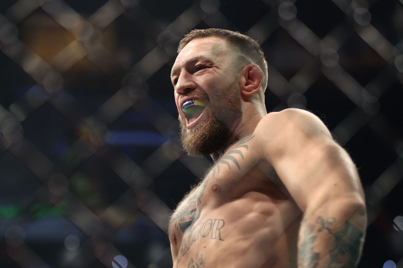 Экс-чемпион UFC Макгрегор померился ростом с игроком НБА. Их разница — более 40 см