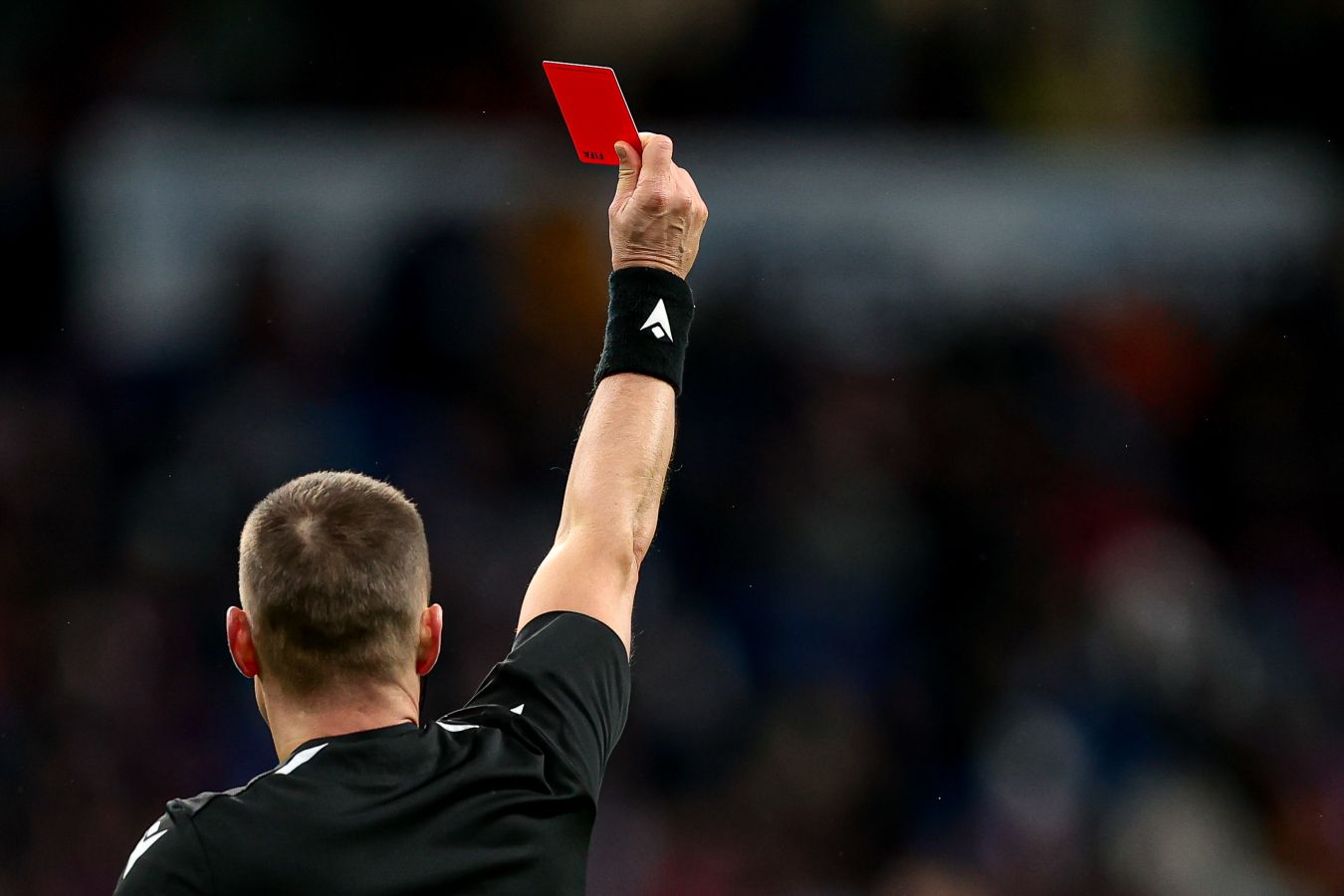 Арбитр показал красную карточку болельщику во время матча в Шотландии  The Sun