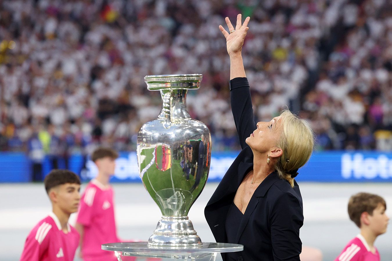 Вдова Франца Беккенбауэра вынесла трофей Евро на церемонии открытия турнира в Германии