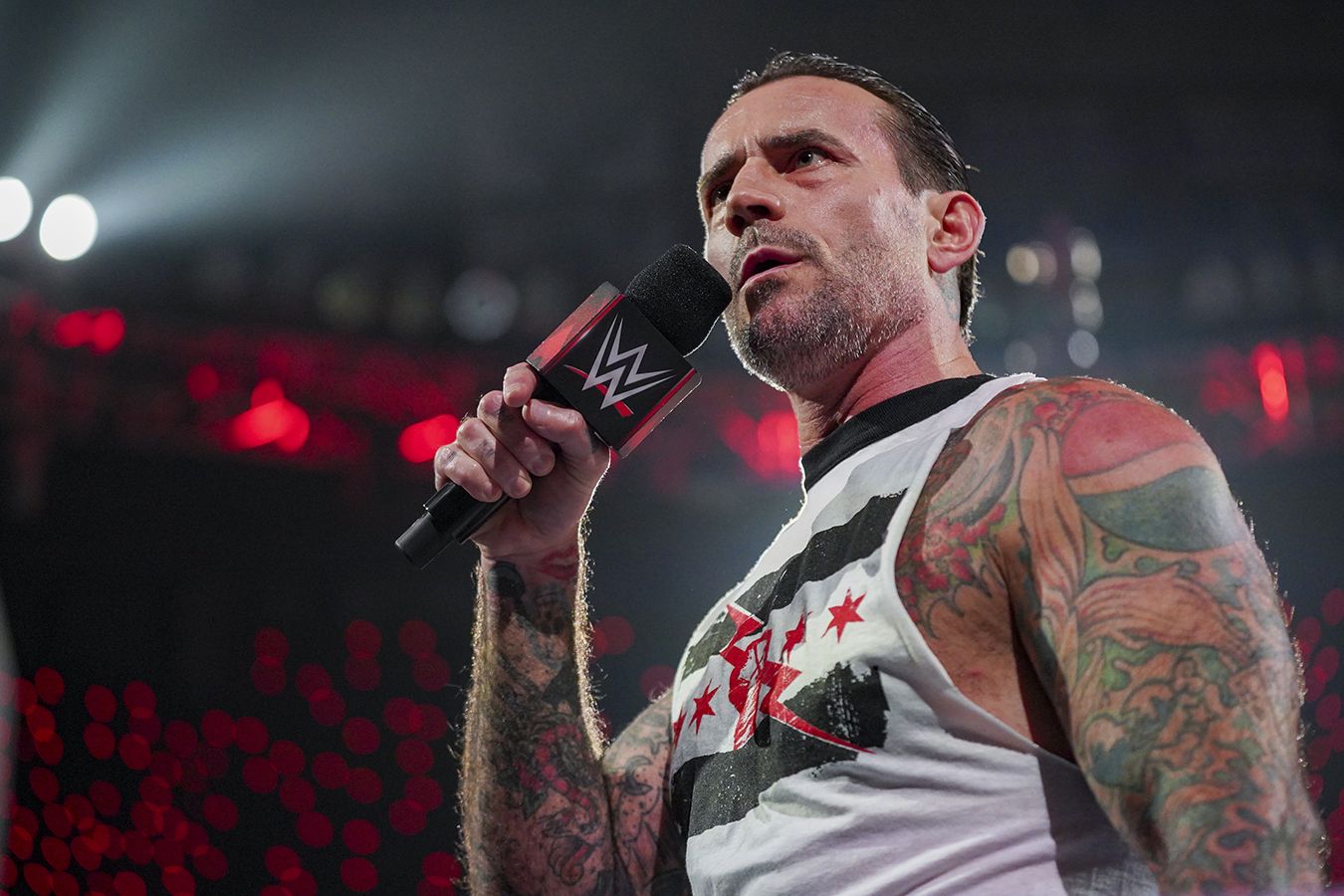 Видео: рестлер WWE СМ Панк выбежал на ринг в одном полотенце