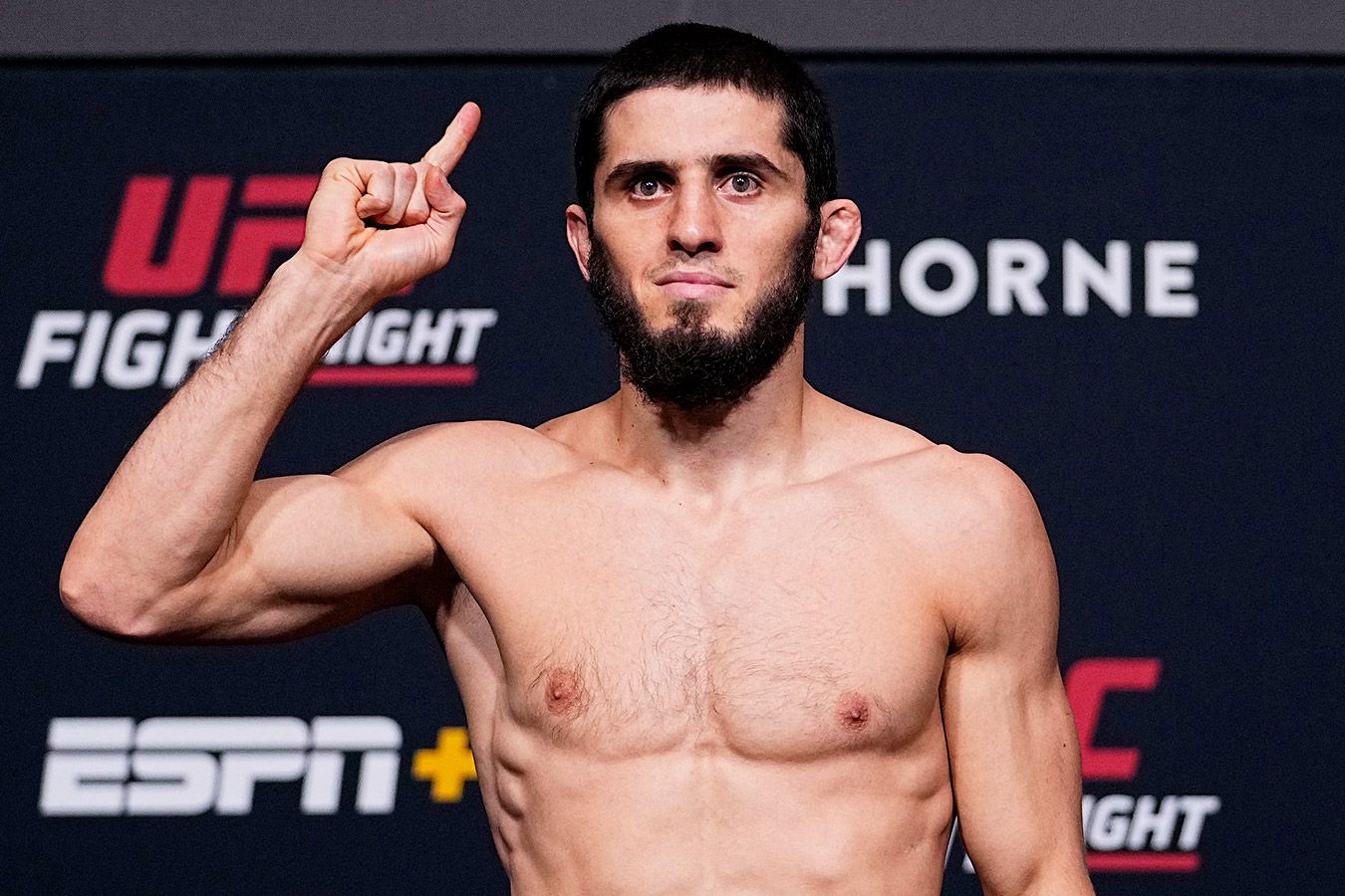 В UFC официально анонсировали бой Махачева и Оливейры