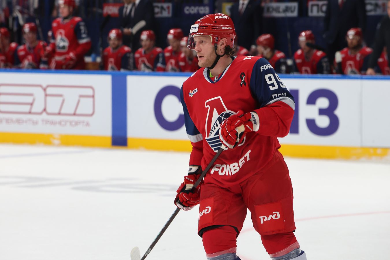 Защитник Локомотива Сергеев вернулся к тренировкам на льду после тяжёлой травмы