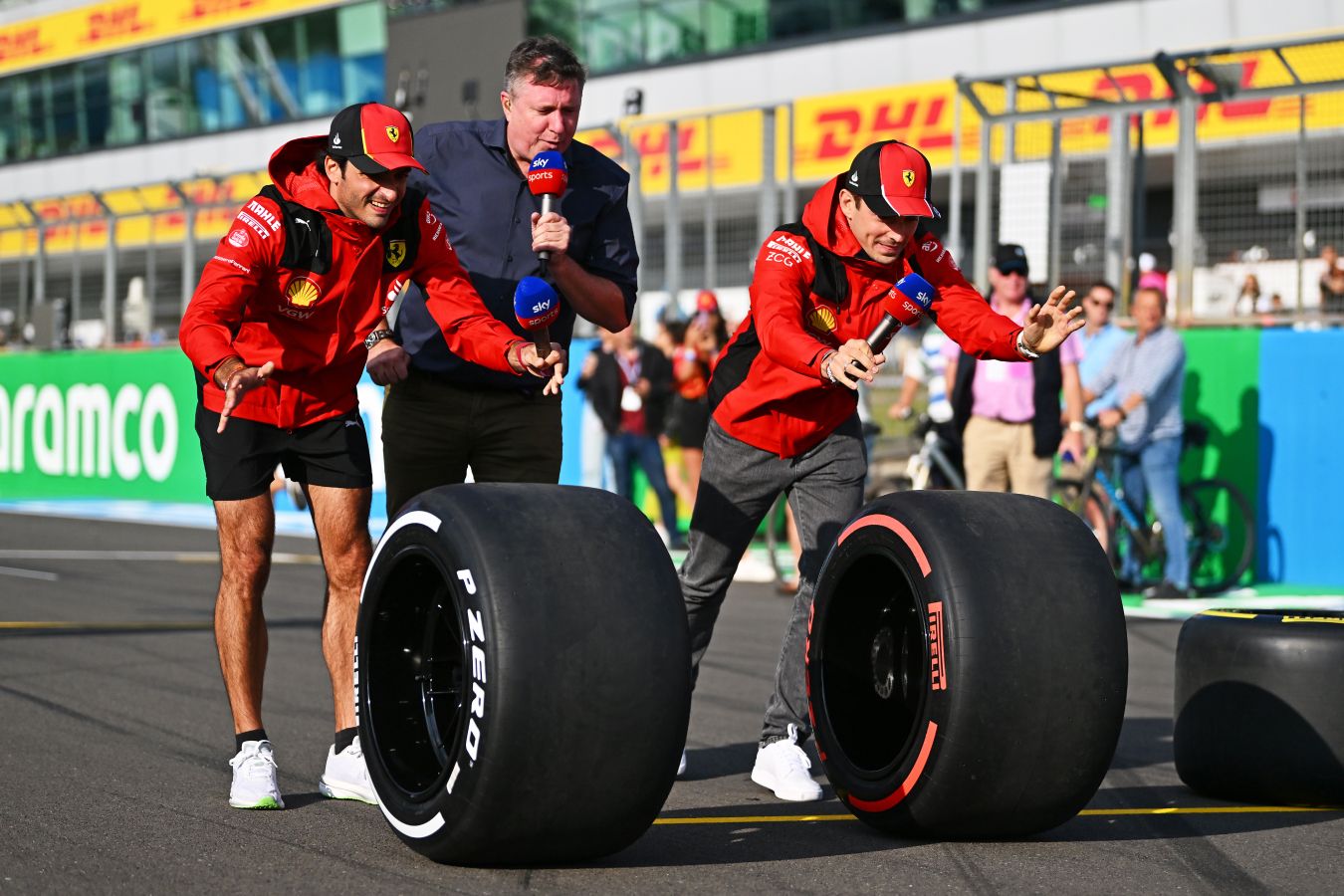 Почему в Формуле-1 нет шинной войны и какая резина будет в чемпионате мира  в 2025 году - Чемпионат