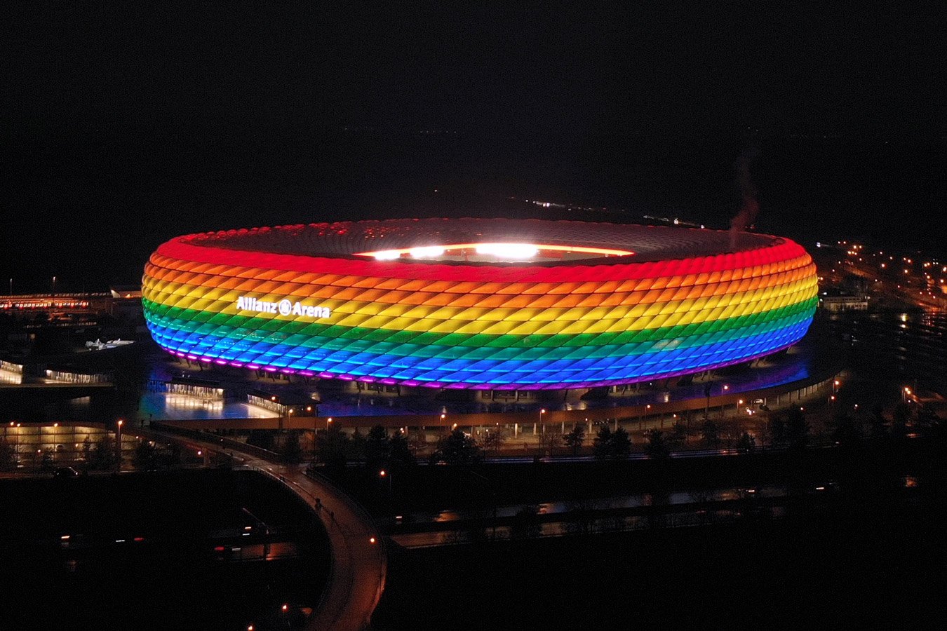 В УЕФА объяснили, почему не дали Германии окрасить стадион в цвета радуги