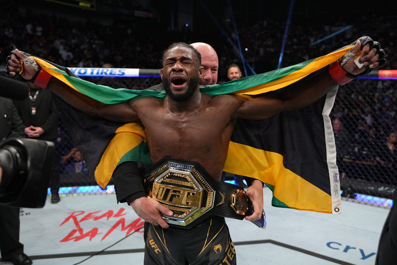 UFC официально анонсировал титульный бой Стерлинга и Сехудо