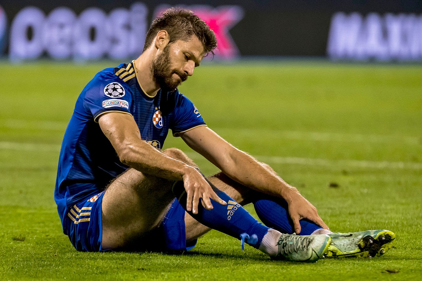 В Хорватии футболиста удалили за неправильно пробитый пенальти. Видео