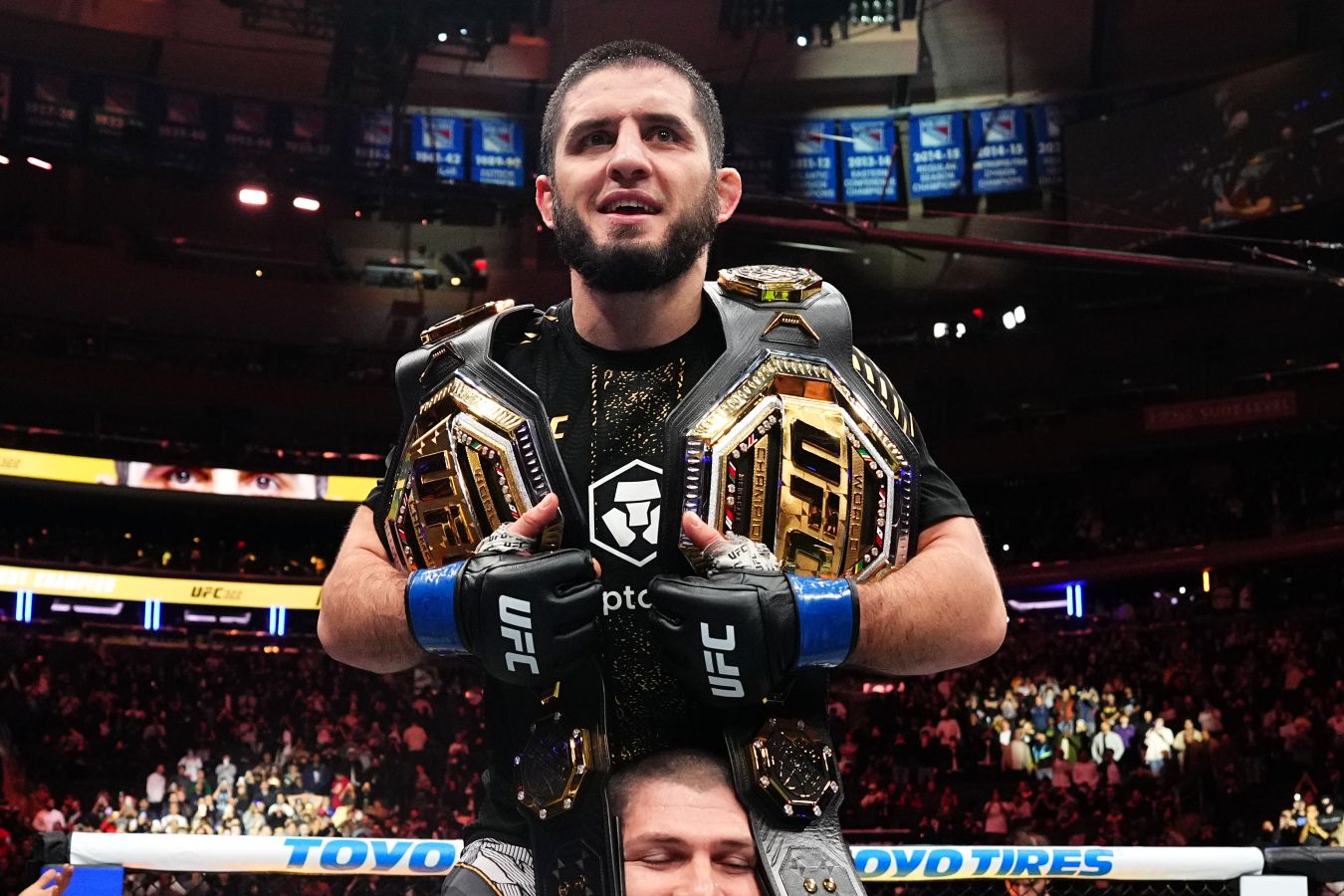 Видео: момент триумфа Ислама Махачева после победы над Джеком Делла Маддаленой на UFC 322