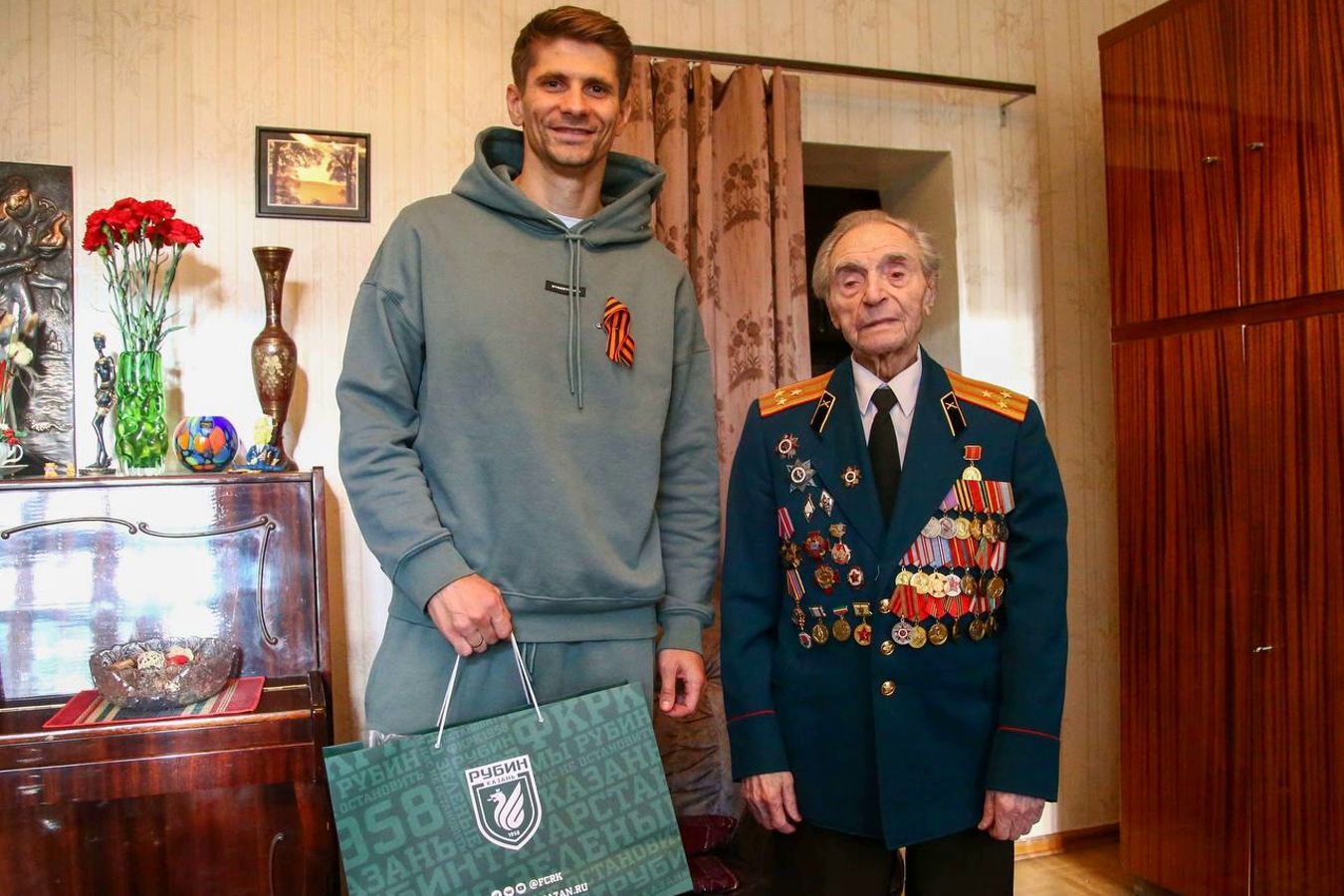 Игрок «Рубина» Мартынович поздравил ветерана с Днём Победы