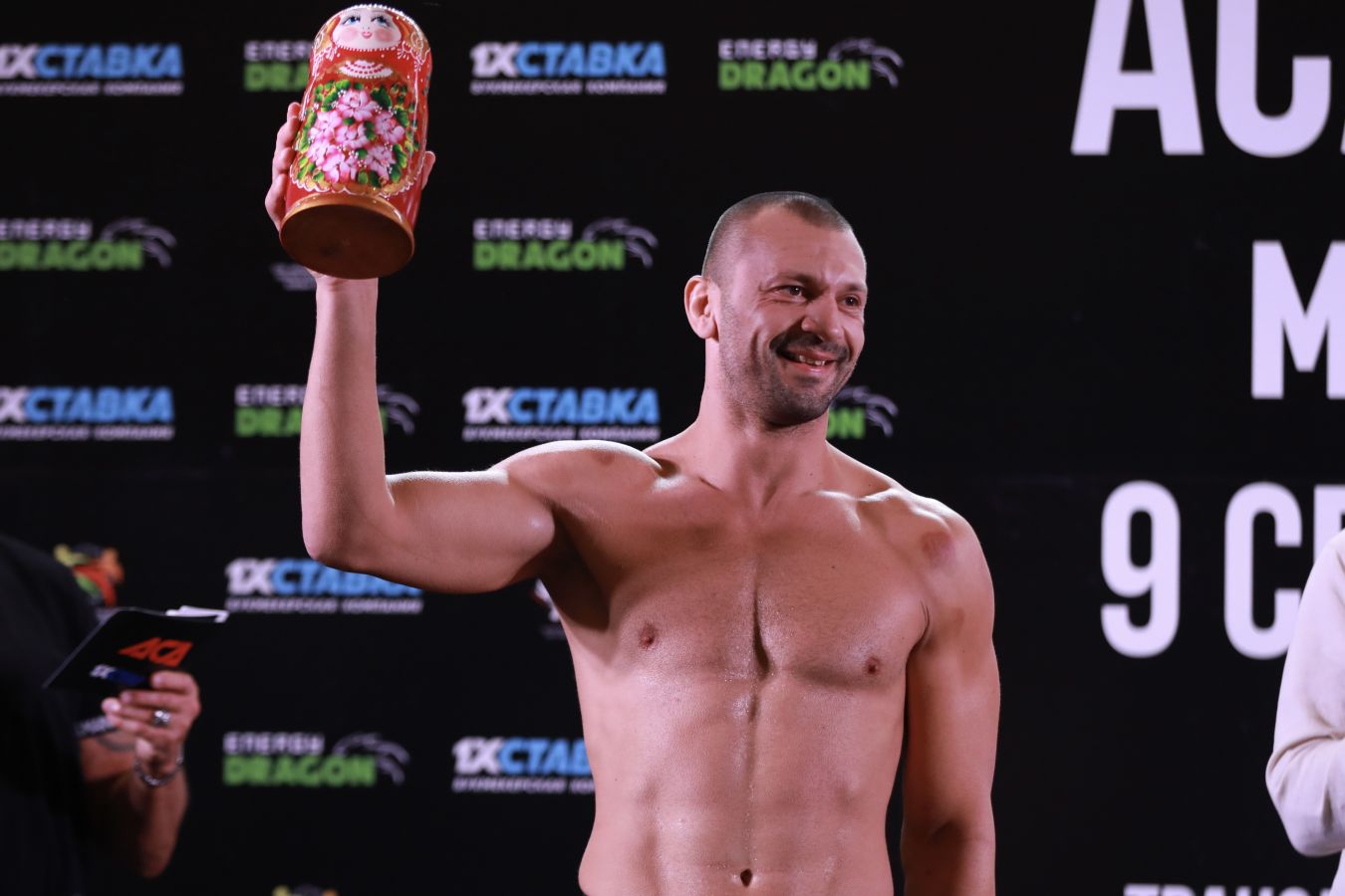 Виталий Немчинов подарил сопернику матрёшку перед боем на ACA 144
