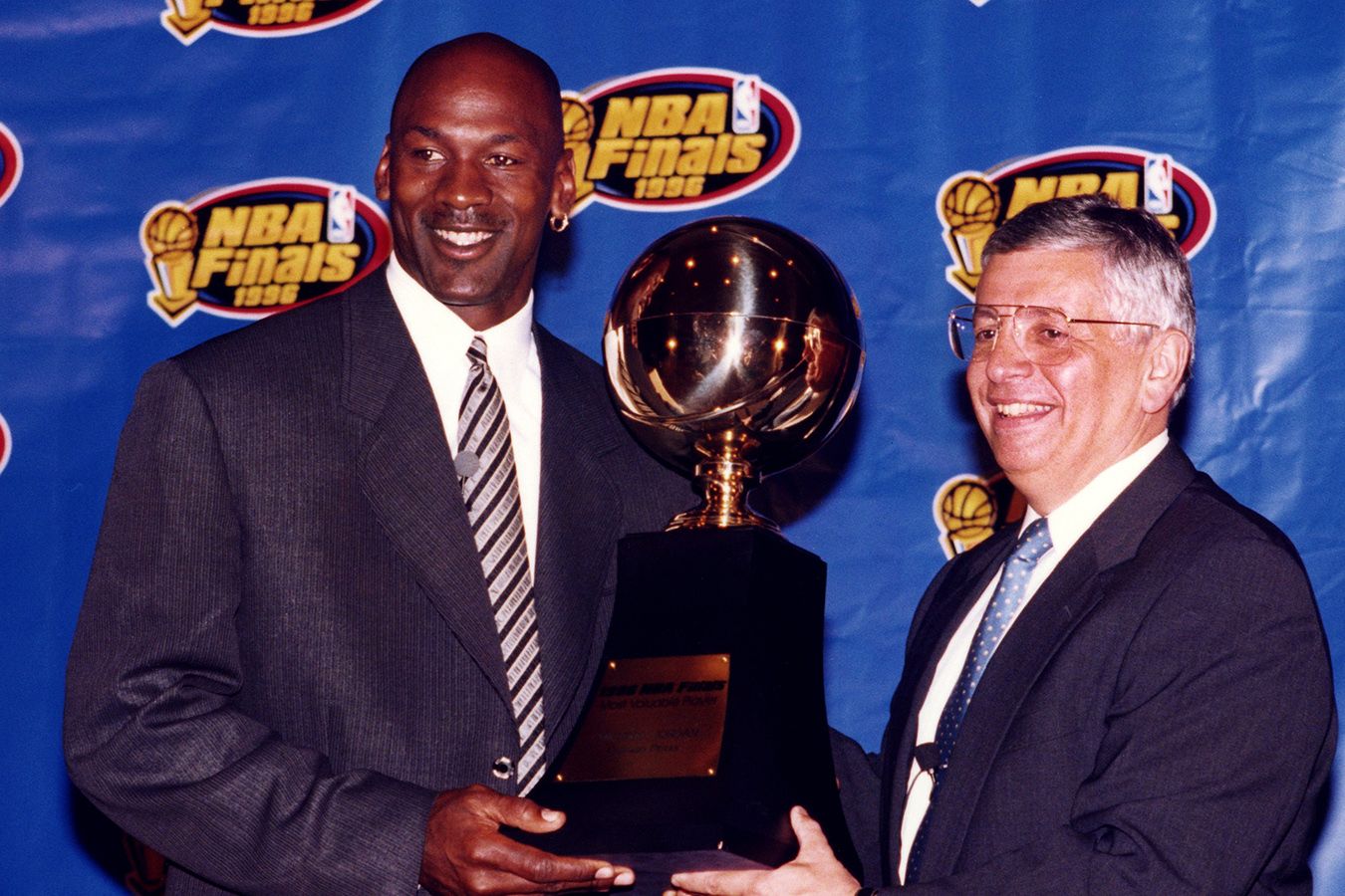 НБА закрывала глаза на игровую зависимость Майкла Джордана? Тёмные дела из 1992 года