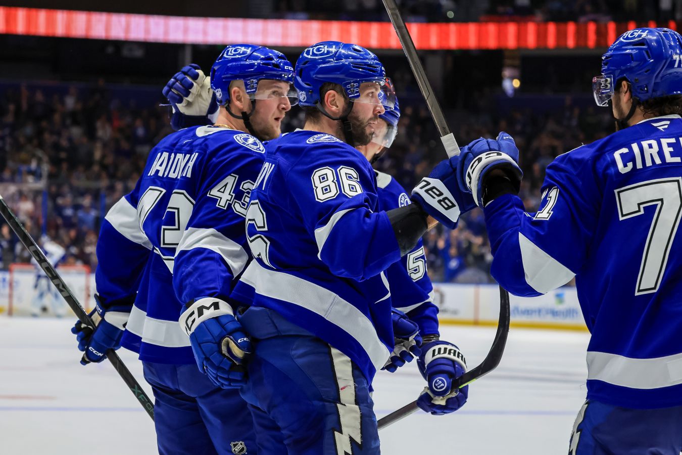 Победный гол Тампы рикошетом от руки после броска Кучерова в матче КС с Монреалем