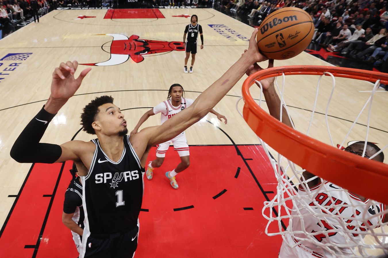 Дабл-дабл Вембаньямы не спас Сан-Антонио от поражения в матче с Чикаго