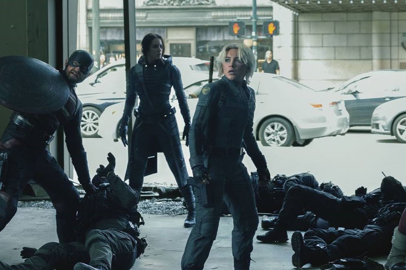 Команда в бою: появились свежие кадры фильма «Громовержцы» от Marvel с Флоренс Пью