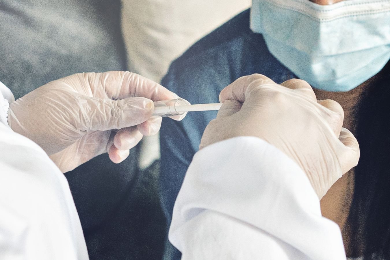 Врач раскрыл главные симптомы штамма COVID-19