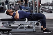 Упражнение, которое качает три мышцы одновременно. Чем ещё полезен жим гантелей лёжа?