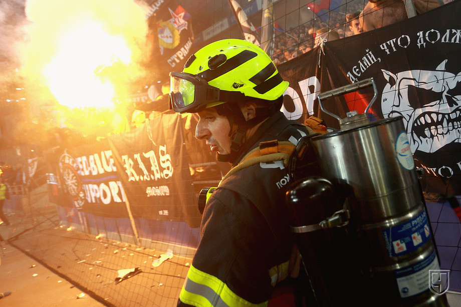 852707-sotrudnik-bezopasnosti-na-matche-