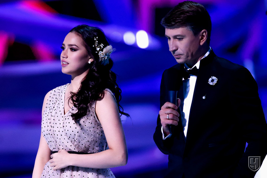 https://img.championat.com/photo/23/23271/full/936903-alina-zagitova-i-aleksej-jagudin.jpg