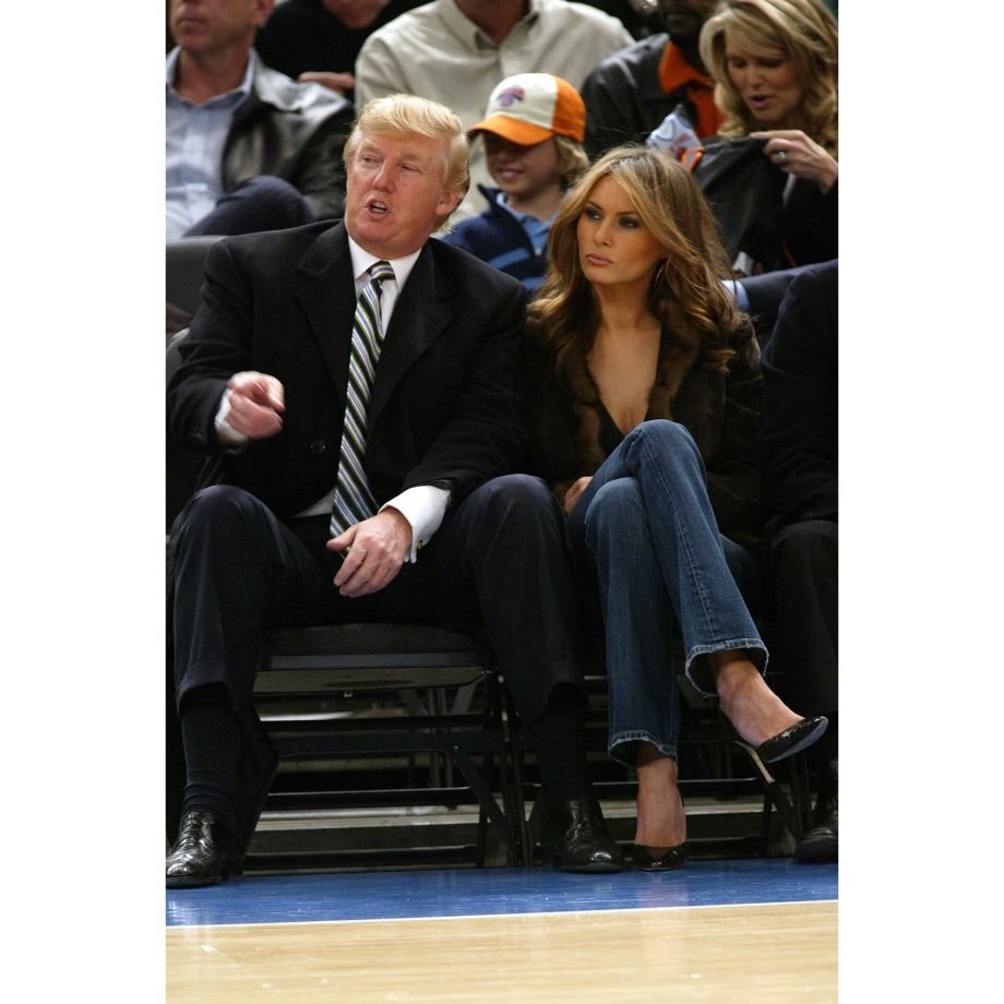 Дональд Трамп с женой Меланией на специальных местах в матче НБА, 2005 год