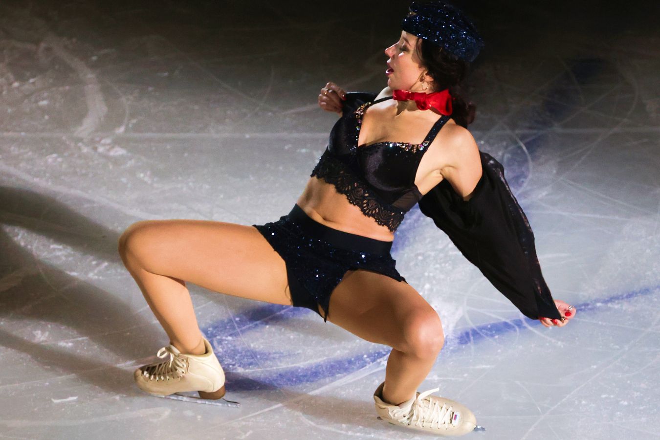 Елизавета Туктамышева раздевается на льду