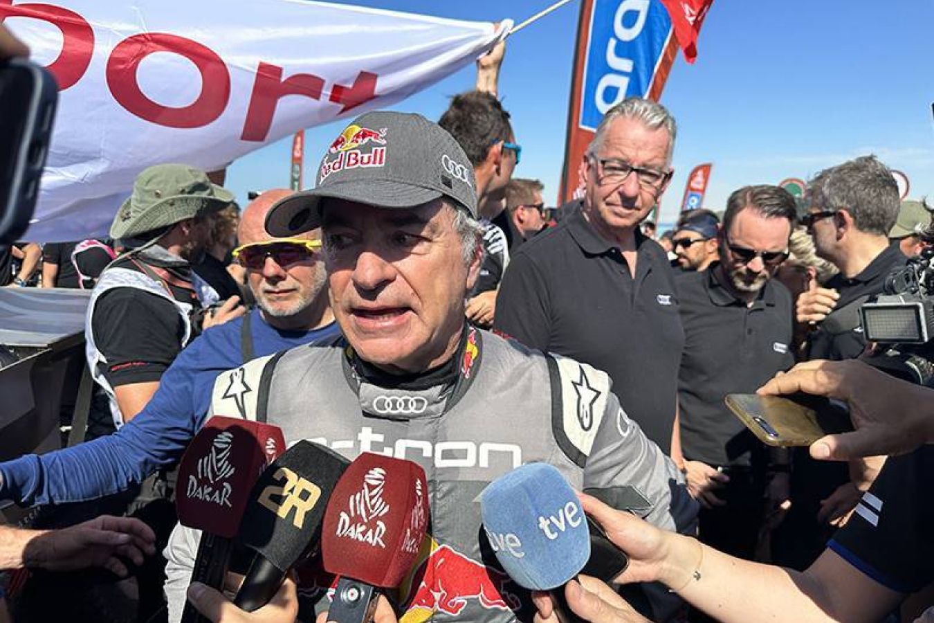 Карлос Сайнс после победы на ралли «Дакар» — 2024