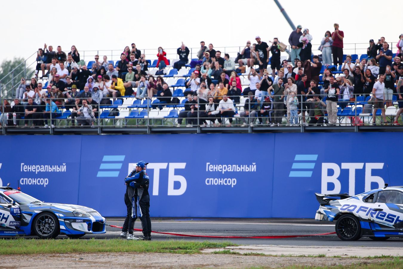 Буксировка Евгения Лосева на параде финалистов