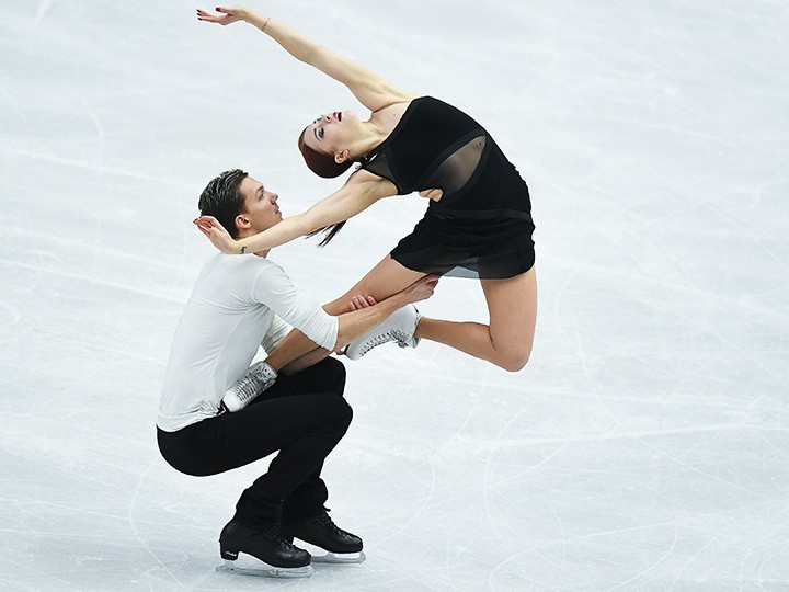 спортивная пара фигуристов в поддержке