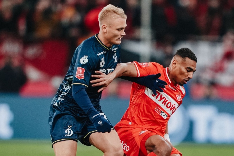 игрок анализирует демку матча