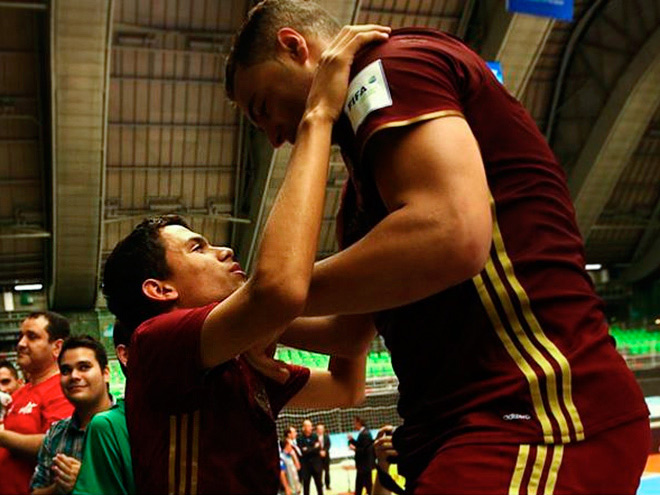 игроки футзала обнимаются после матча