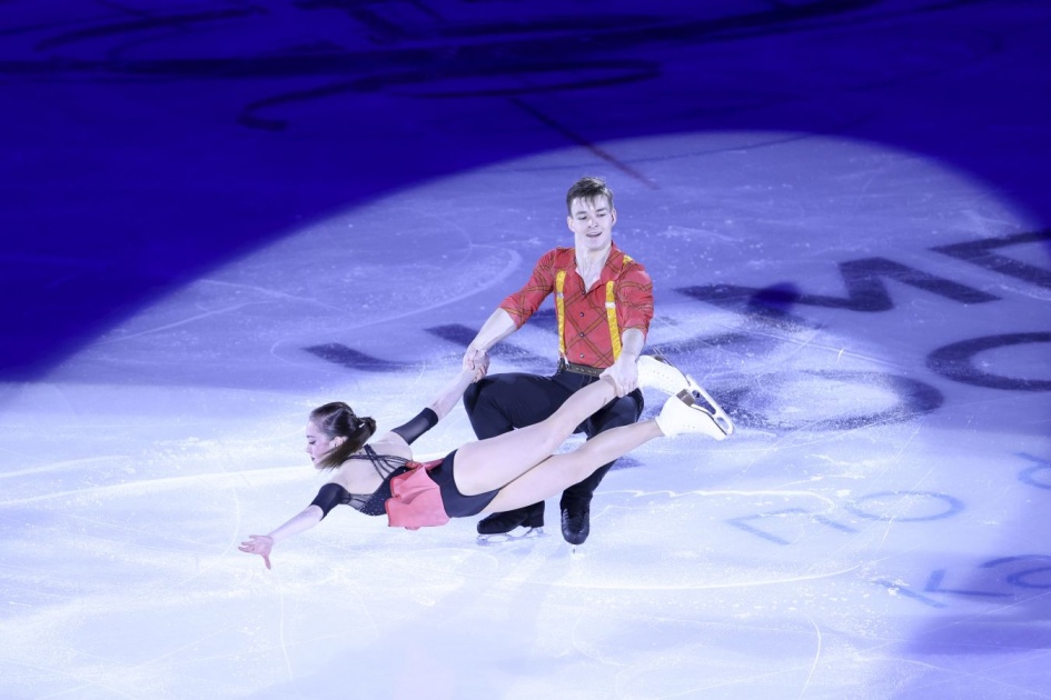 фигурист и тренер обсуждают программу