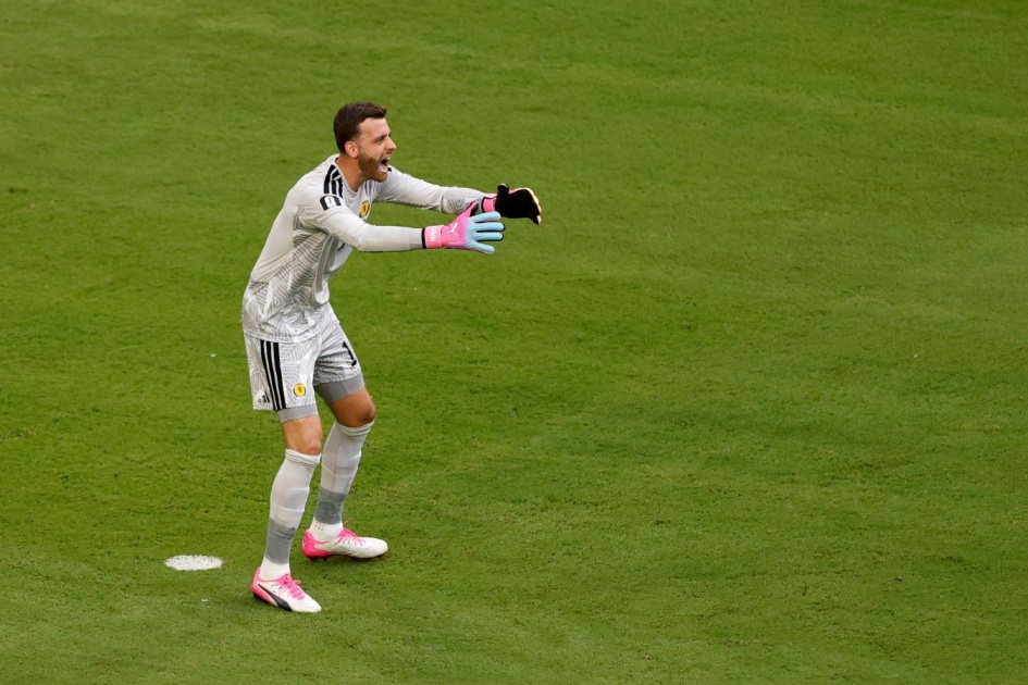 Manchester United Eyes Scotland's Goalkeeper Gunn for World Cup 2026
