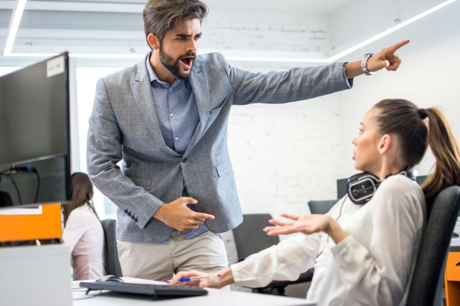 человек уверенно разговаривает с руководителем