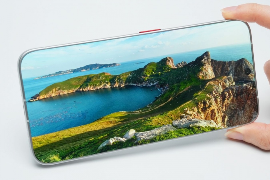 TECNO показала концепт смартфона с полностью безрамочным экраном